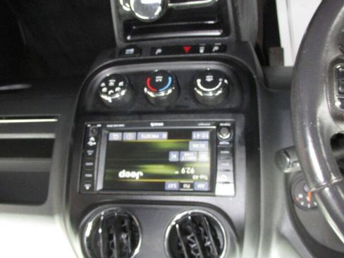 Used 2014 Jeep Patriot Latitude FWD image 52