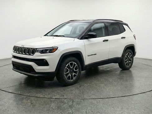 Used 2025 Jeep Compass Trailhawk AWD/4WD image 3