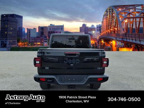 Used 2023 Jeep Gladiator Overland AWD/4WD image 4