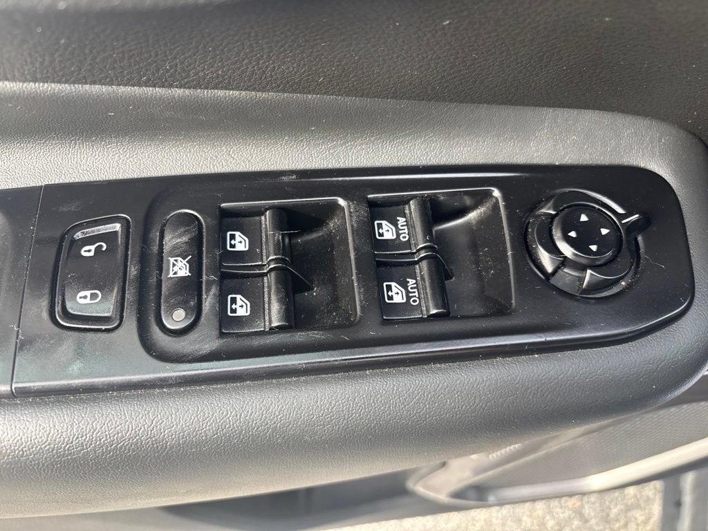 Used 2023 Jeep Renegade Latitude AWD/4WD image 18