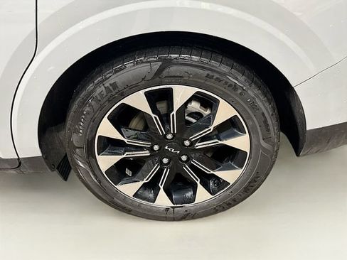 Used 2023 Kia Carnival EX FWD image 10