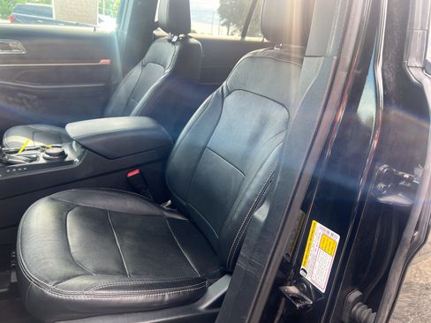 Used 2018 Ford Explorer Limited w/ Equipment Group 301A AWD/4WD image 9
