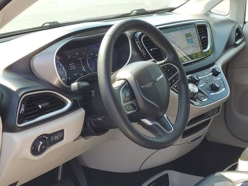Used 2023 Chrysler Pacifica Touring-L FWD image 10