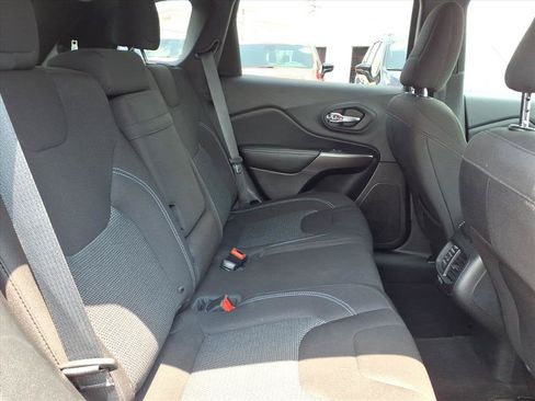 Used 2019 Jeep Cherokee Latitude w/ Popular Appearance Group FWD image 28