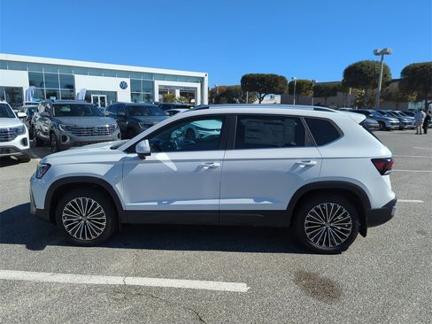 New 2026 Volkswagen Taos SE image 11