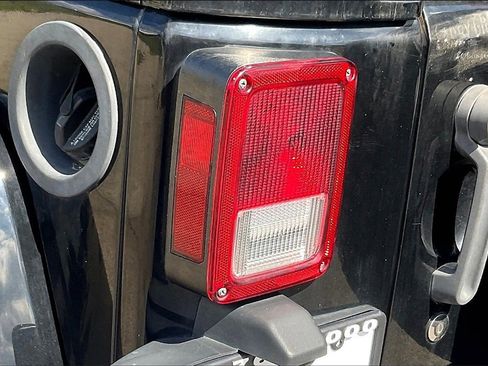 Used 2017 Jeep Wrangler Unlimited Sahara w/ Connectivity Group image 25