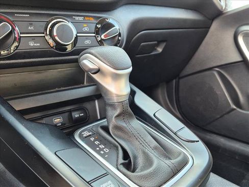 Used 2025 Kia Soul LX w/ LX Technology Package FWD image 8