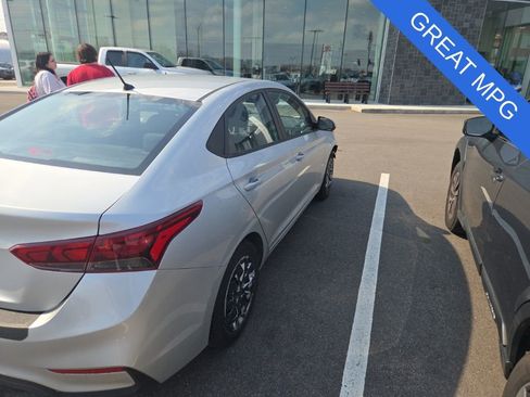 Used 2020 Hyundai Accent SE FWD image 2