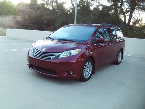 Used 2017 Toyota Sienna XLE w/ XLE Navigation Package FWD image 30