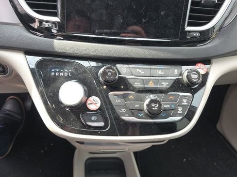 Used 2024 Chrysler Pacifica Touring-L image 13