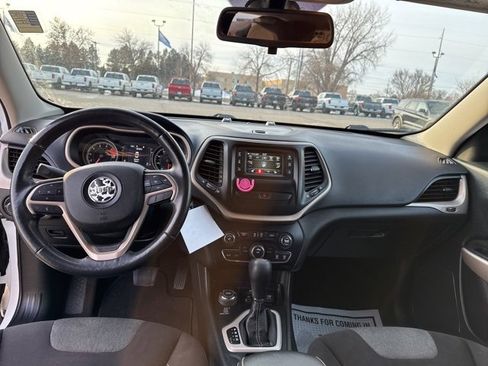 Used 2018 Jeep Cherokee Latitude w/ Cold Weather Group image 14