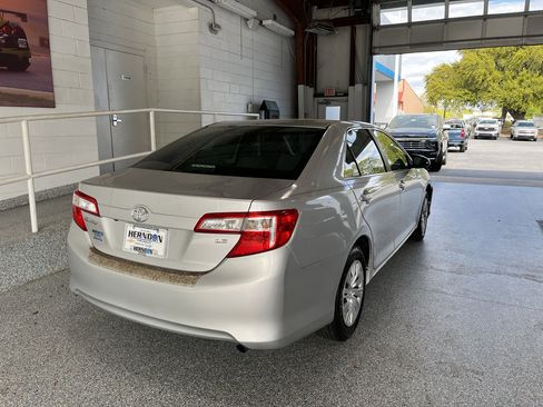 Used 2014 Toyota Camry LE image 9