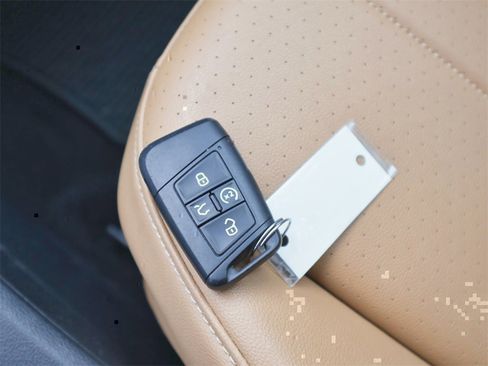 Certified 2022 Volkswagen Tiguan SE image 25