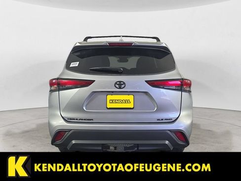 Used 2022 Toyota Highlander XLE AWD/4WD image 6