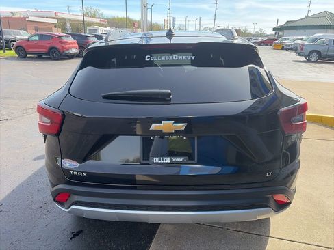 Used 2025 Chevrolet Trax LT FWD image 9