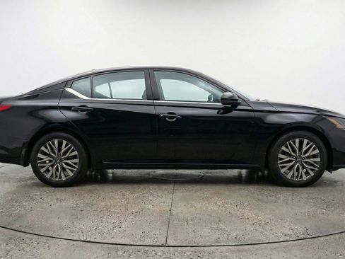 Used 2025 Nissan Altima 2.5 SV image 8