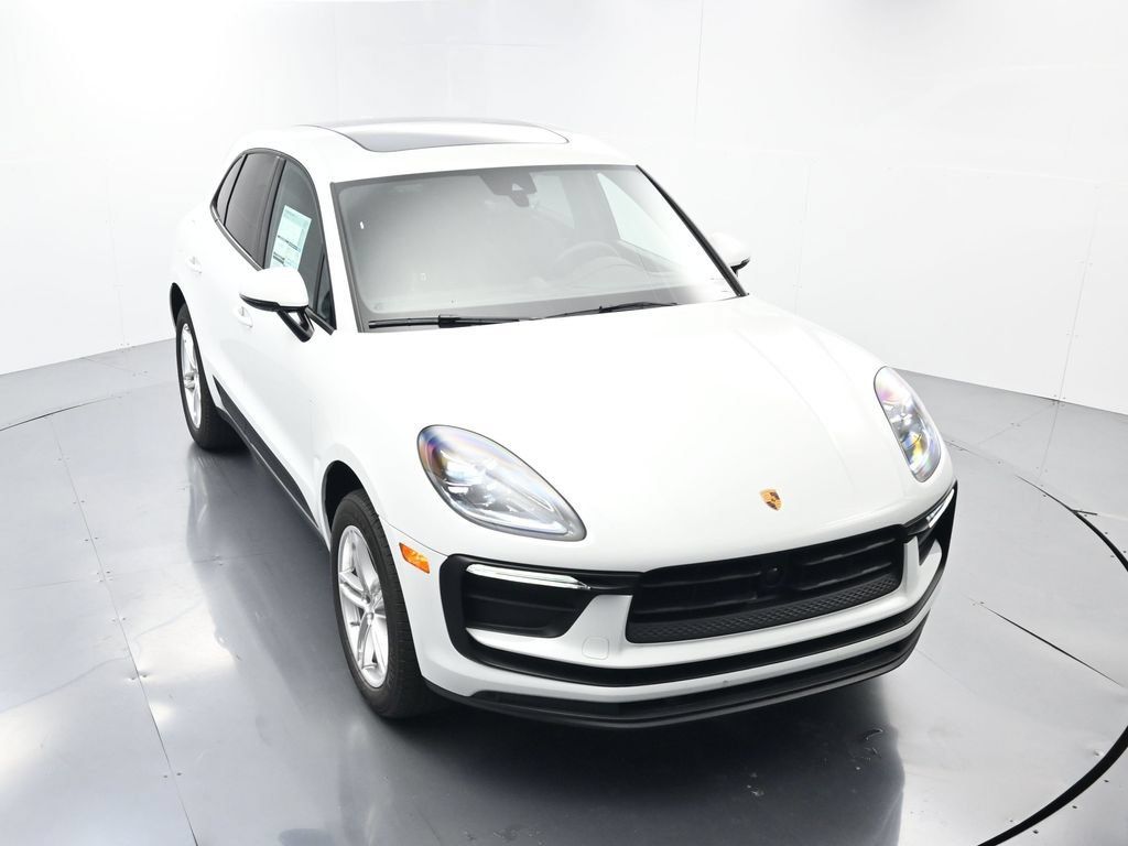 Certified 2025 Porsche Macan AWD/4WD image 41