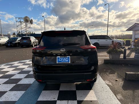 Used 2024 Nissan Rogue SV image 4