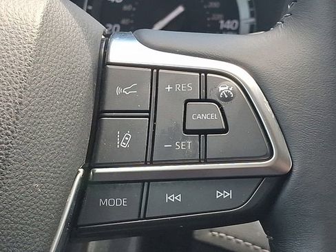 Used 2020 Toyota Highlander XLE AWD/4WD image 18