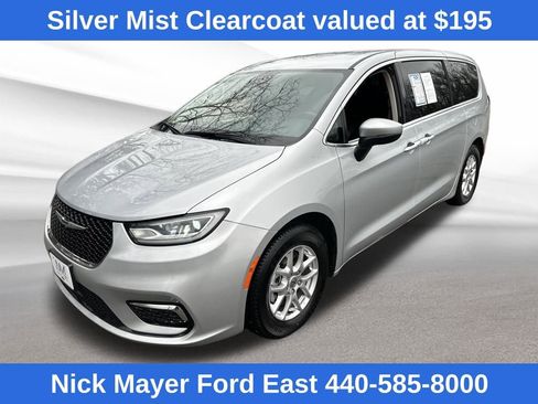 Used 2023 Chrysler Pacifica Touring-L image 3