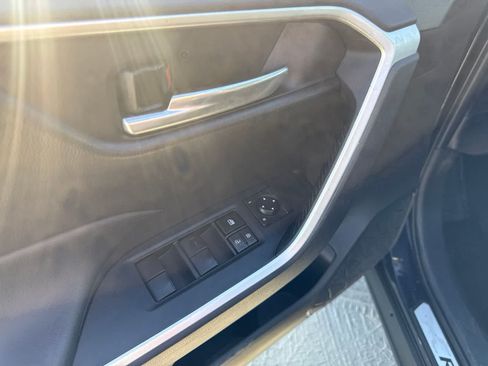 Used 2021 Toyota RAV4 XLE w/ Carpet Mat Package (TMS) FWD image 17