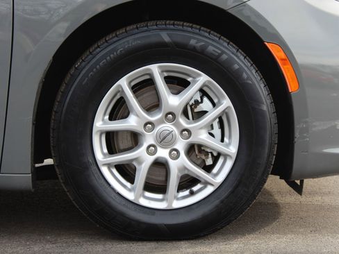 Used 2023 Chrysler Pacifica Touring-L image 24