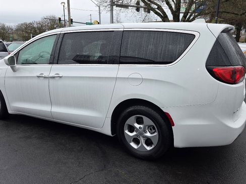 Used 2017 Chrysler Pacifica Touring Plus image 12