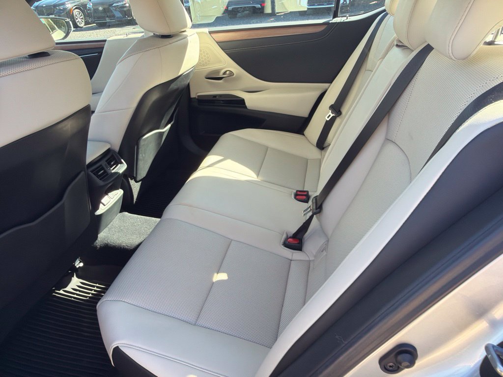 Used 2025 Lexus ES 300h w/ Premium Package FWD image 8