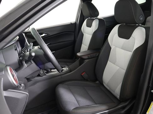 Used 2025 Chevrolet Trax RS image 29