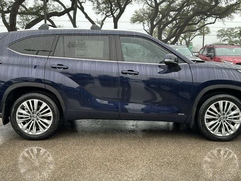 New 2026 Toyota Highlander Platinum AWD/4WD image 10