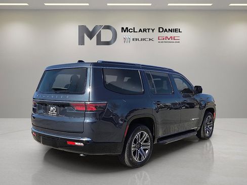 Used 2025 Jeep Wagoneer 4WD image 5