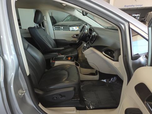 Used 2019 Chrysler Pacifica Touring-L Plus FWD image 28