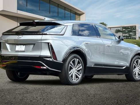 Certified 2024 Cadillac Lyriq Luxury AWD/4WD image 4