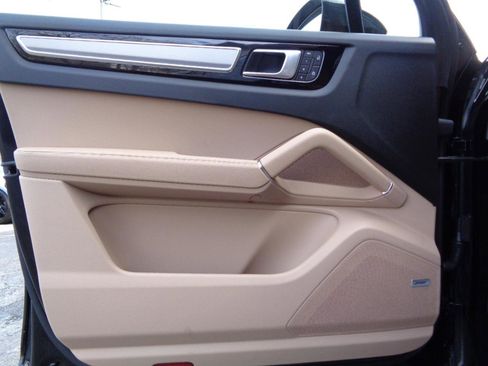 Used 2022 Porsche Cayenne Platinum Edition image 14