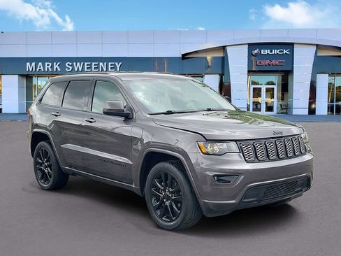 Used 2019 Jeep Grand Cherokee Altitude AWD/4WD image 3