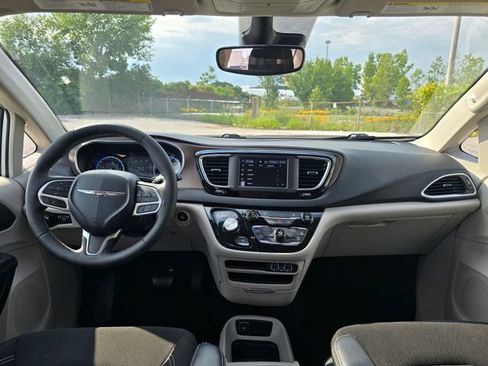 Used 2024 Chrysler Voyager LX FWD image 15