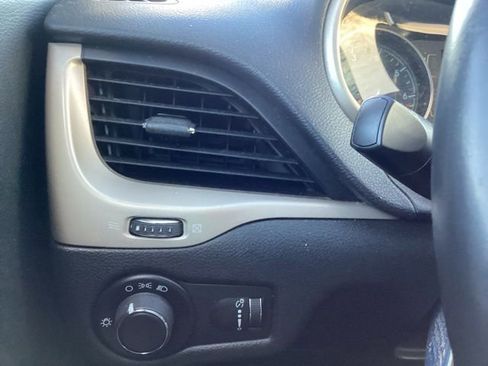 Used 2015 Jeep Cherokee Sport FWD image 31