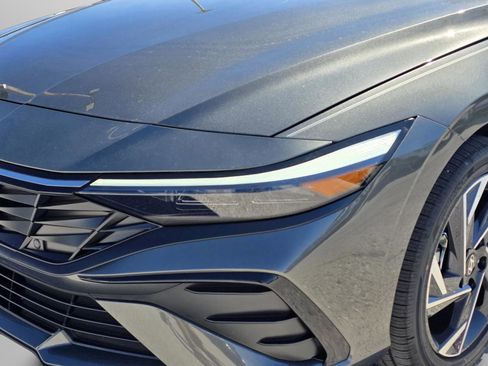 New 2026 Hyundai Elantra Limited FWD image 38