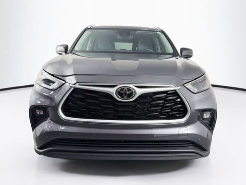 Used 2024 Toyota Highlander XLE FWD image 2