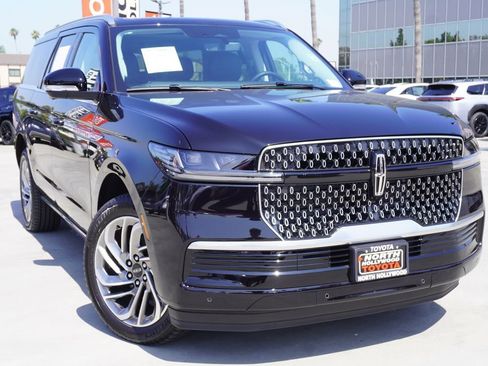 Used 2026 Lincoln Navigator L Reserve AWD/4WD image 2