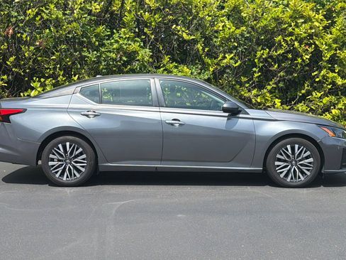 Used 2023 Nissan Altima 2.5 SV FWD image 3