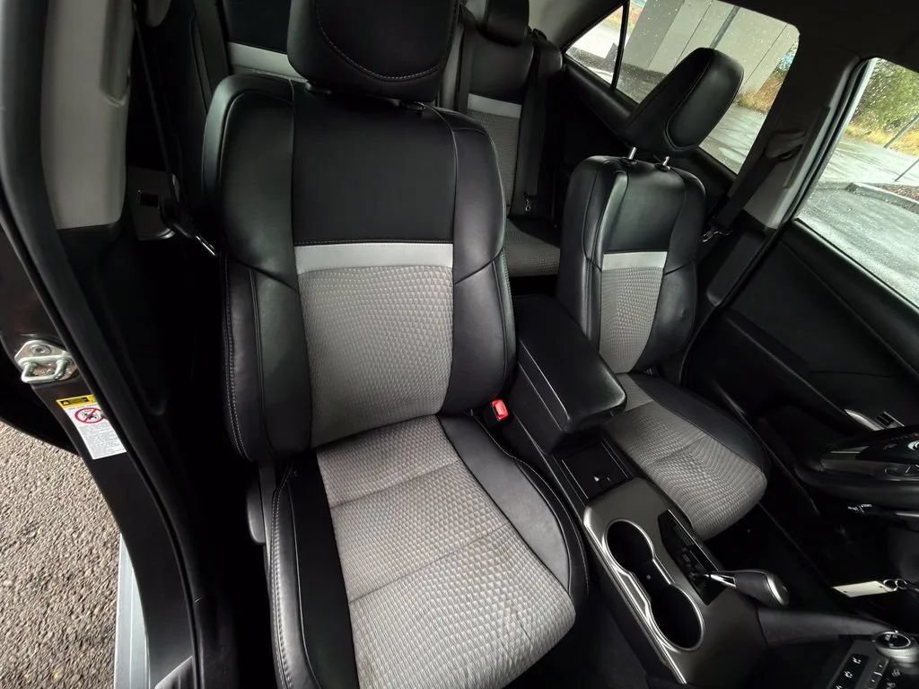 Used 2012 Toyota Camry SE FWD image 25