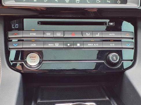 Used 2019 Jaguar F-PACE R-Sport image 18