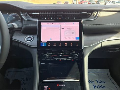 Used 2025 Jeep Grand Cherokee Limited w/ Black Appearance Package image 21