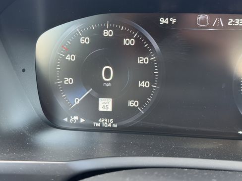 Used 2017 Volvo XC90 T5 Momentum w/ Vision Package image 32