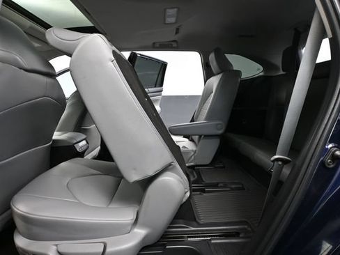 Used 2022 Toyota Highlander XLE AWD/4WD image 40