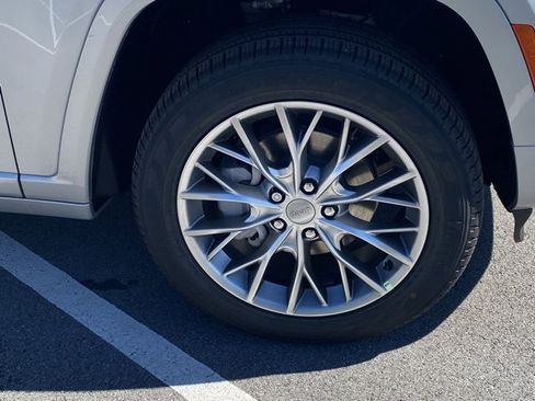 New 2025 Jeep Grand Cherokee Summit image 11