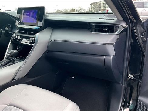 Used 2023 Toyota Venza LE image 14