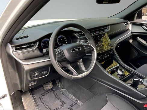 Certified 2025 Jeep Grand Cherokee Laredo X w/ Luxury Tech Group I AWD/4WD image 15