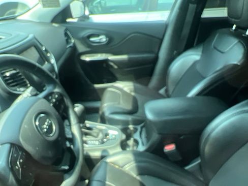Used 2019 Jeep Cherokee Latitude Plus FWD image 23